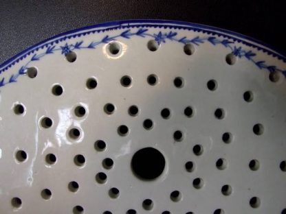 Egouttoir à poisson en porcelaine de Tournai – Image 3