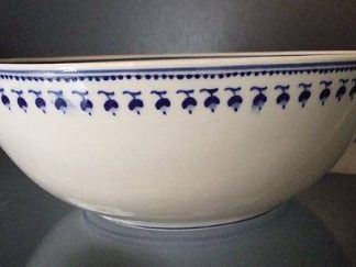 Saladier en porcelaine tendre de Tournai (décor aux glands)