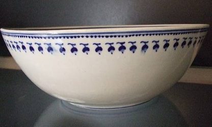 Saladier en porcelaine tendre de Tournai (décor aux glands)