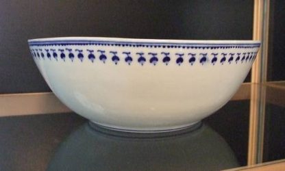 Saladier en porcelaine tendre de Tournai (décor aux glands) – Image 3