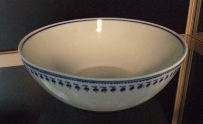 Saladier en porcelaine tendre de Tournai (décor aux glands) – Image 2