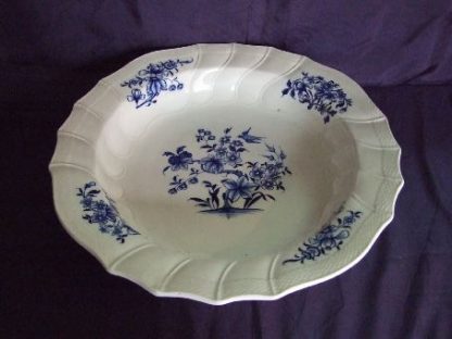 Plat à ragoût en porcelaine de Tournai