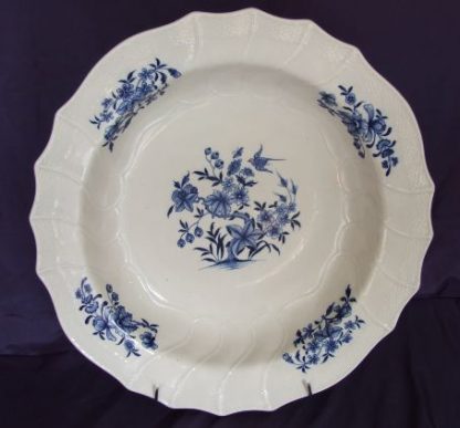 Plat à ragoût en porcelaine de Tournai