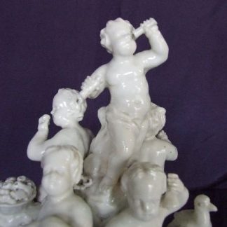 Groupe émaillé en porcelaine de Tournai
