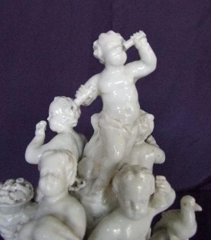 Groupe émaillé en porcelaine de Tournai
