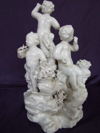 Groupe émaillé en porcelaine de Tournai – Image 5