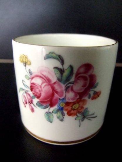 Tasse polychrome en porcelaine de Tournai