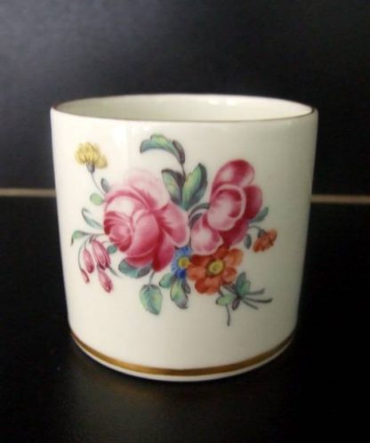 Tasse polychrome en porcelaine de Tournai – Image 6