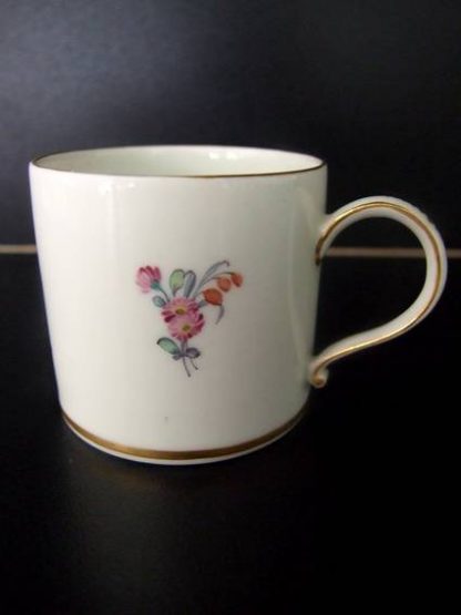 Tasse polychrome en porcelaine de Tournai – Image 5