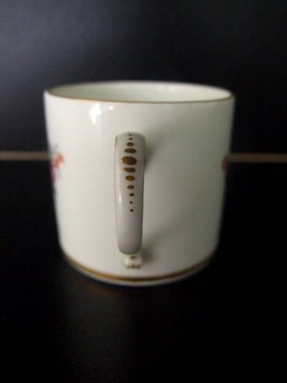 Tasse polychrome en porcelaine de Tournai – Image 4
