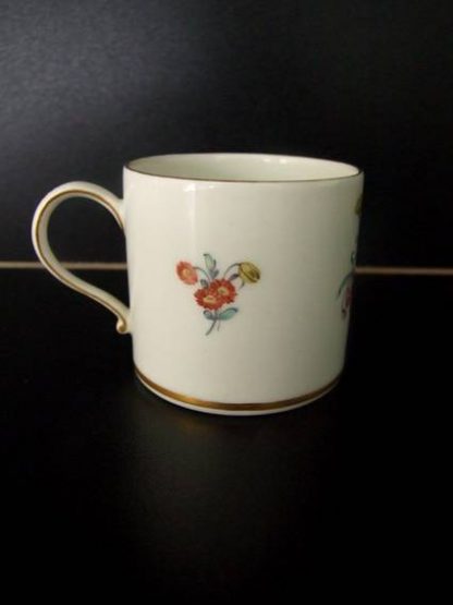 Tasse polychrome en porcelaine de Tournai – Image 3
