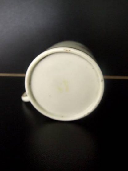 Tasse polychrome en porcelaine de Tournai – Image 2