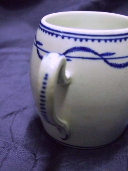 Moutardier en porcelaine de Tournai décor à la chenille – Image 3