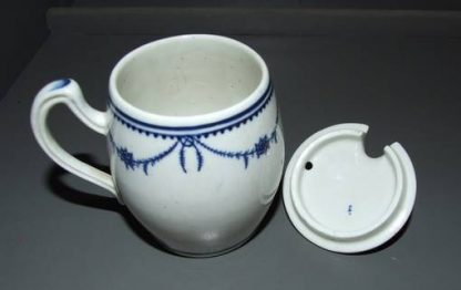 Moutardier en porcelaine de Tournai décor Louis XVI – Image 2