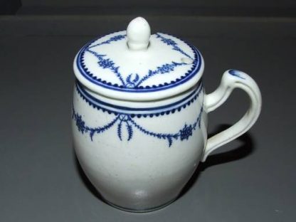 Moutardier en porcelaine de Tournai décor Louis XVI