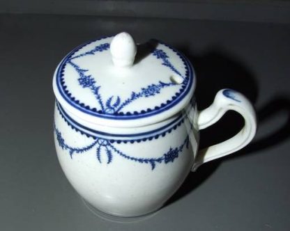 Moutardier en porcelaine de Tournai décor Louis XVI – Image 5