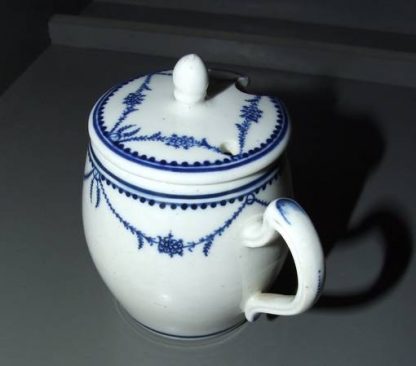 Moutardier en porcelaine de Tournai décor Louis XVI – Image 4