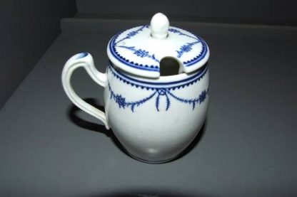 Moutardier en porcelaine de Tournai décor Louis XVI – Image 3