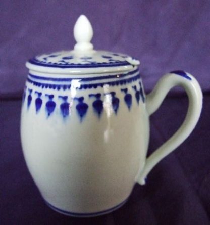 Moutardier en porcelaine de Tournai décor aux glands