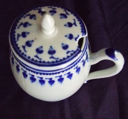 Moutardier en porcelaine de Tournai décor aux glands – Image 4