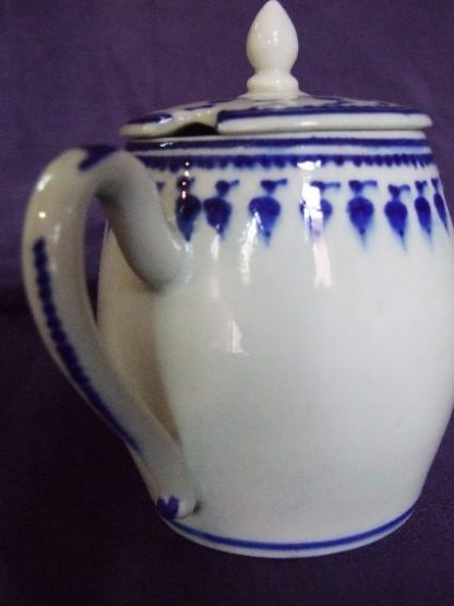 Moutardier en porcelaine de Tournai décor aux glands – Image 3
