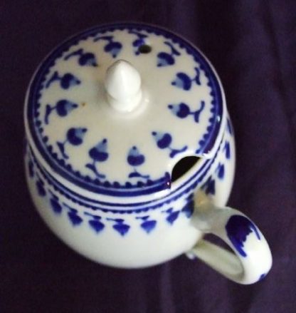 Moutardier en porcelaine de Tournai décor aux glands – Image 2