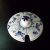 Moutardier en porcelaine de Tournai décor immortel de Saxe – Image 3
