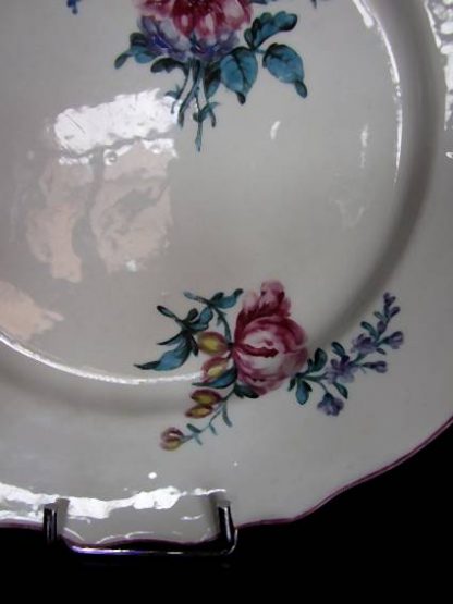 Paire d'assiettes polychromes en porcelaine de Tournai – Image 3