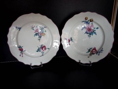 Paire d'assiettes polychromes en porcelaine de Tournai