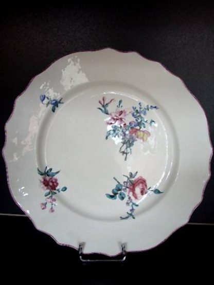 Paire d'assiettes polychromes en porcelaine de Tournai – Image 2