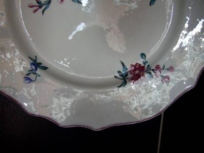 Paire d'assiettes polychromes en porcelaine de Tournai – Image 6
