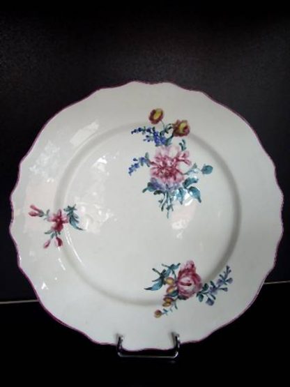 Paire d'assiettes polychromes en porcelaine de Tournai – Image 5