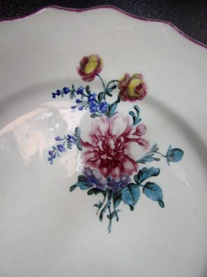 Paire d'assiettes polychromes en porcelaine de Tournai – Image 4