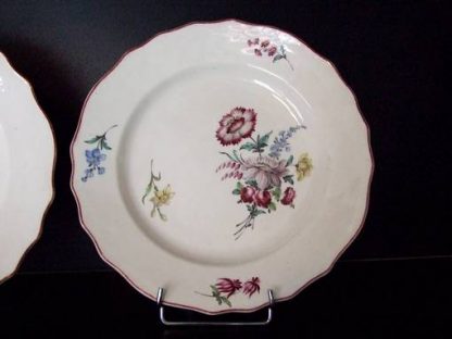 Paire d'assiettes polychromes en porcelaine de Tournai – Image 9