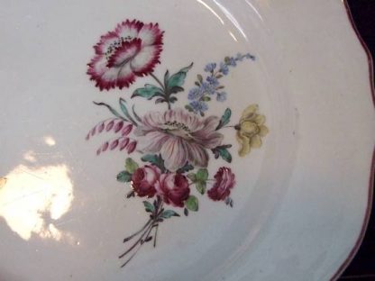 Paire d'assiettes polychromes en porcelaine de Tournai – Image 8