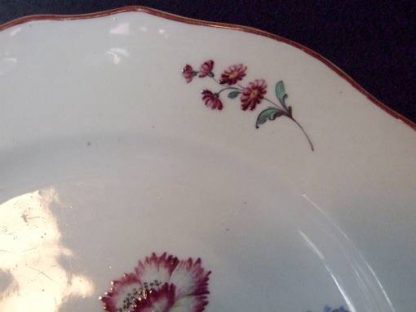 Paire d'assiettes polychromes en porcelaine de Tournai – Image 7