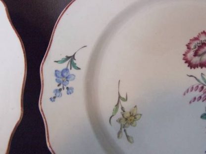 Paire d'assiettes polychromes en porcelaine de Tournai – Image 6