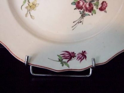 Paire d'assiettes polychromes en porcelaine de Tournai – Image 5