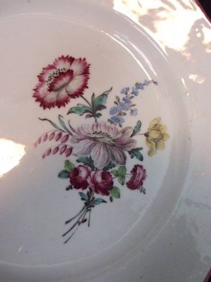 Paire d'assiettes polychromes en porcelaine de Tournai – Image 4