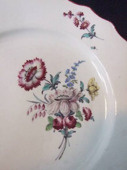 Paire d'assiettes polychromes en porcelaine de Tournai – Image 3