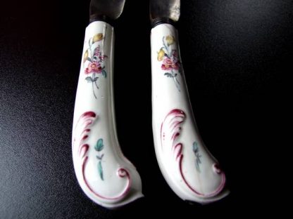 Couteaux polychromes en porcelaine tendre de Tournai – Image 2
