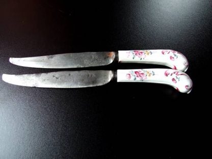 Couteaux polychromes en porcelaine tendre de Tournai