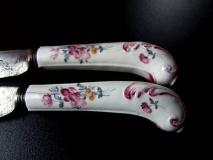 Couteaux polychromes en porcelaine tendre de Tournai – Image 3