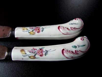 Couteaux polychromes en porcelaine tendre de Tournai – Image 4
