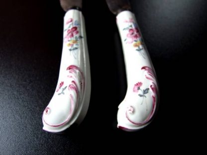 Couteaux polychromes en porcelaine tendre de Tournai – Image 6
