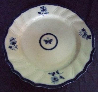Assiette en porcelaine de Tournai décor au papillon.