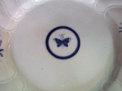 Assiette en porcelaine de Tournai décor au papillon. – Image 5