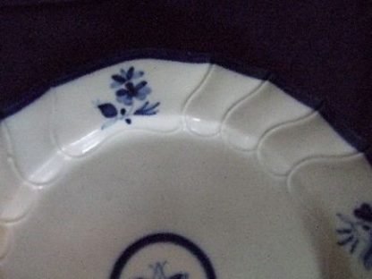 Assiette en porcelaine de Tournai décor au papillon. – Image 4
