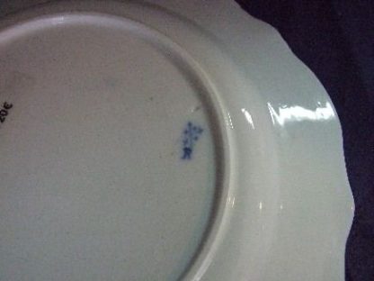 Assiette en porcelaine de Tournai décor au papillon. – Image 2