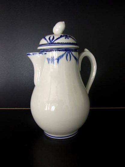 Verseuse en porcelaine de Tournai (Louis XVI)